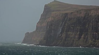 Şelale soldaki durdurdu ve uçuruma alt Milovaig - Isle of Skye, İskoçya gördüm üzerinde sonbahar fırtına Callum ters