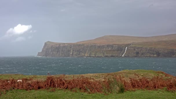 Cliffs gezien vanaf lagere Milovaig tijdens de herfst storm Callum - Isle of Skye, Schotland — Stockvideo