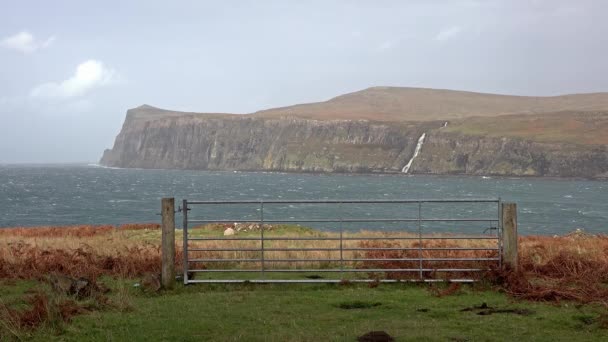 Cliffs gezien vanaf lagere Milovaig tijdens de herfst storm Callum - Isle of Skye, Schotland — Stockvideo