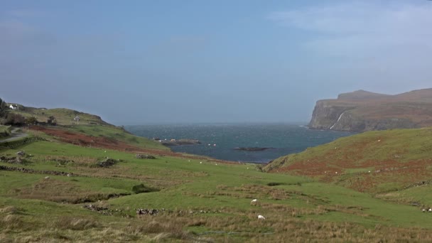 Loch Poolthiel y el puerto de Milovaig visto desde Glendale, Isla de Skye - Escocia — Vídeos de Stock