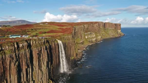 A légi felvétel a partvonalon a sziklák mellett, a híres skót szoknya Rock vízesés - Isle of Skye - Skócia Staffin — Stock videók