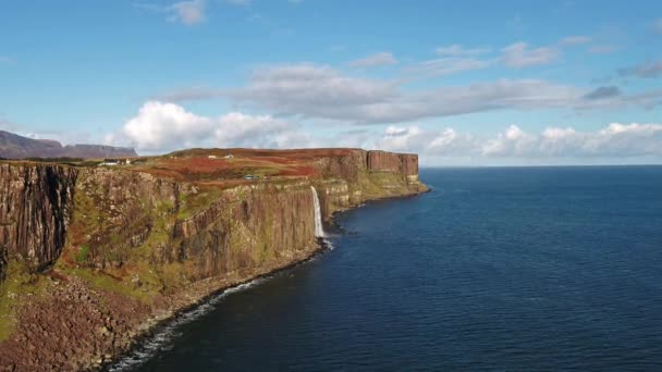 Flygfoto över den dramatiska kustlinjen på klipporna vid Staffin med den berömda Kilt Rock vattenfallet - Isle of Skye - Skottland — Stockvideo