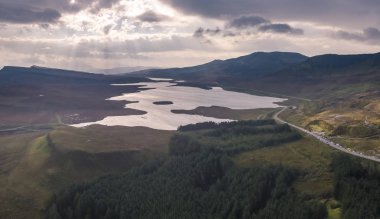 Loch Leathan Storr, Isle of Skye, İskoçya yaşlı adam yakın havadan görünümü