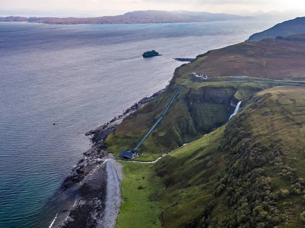 Flygfoto över de mycket branta havsklipporna på Bearreraig Bay - Isle of Skye, Skottland — Stockfoto