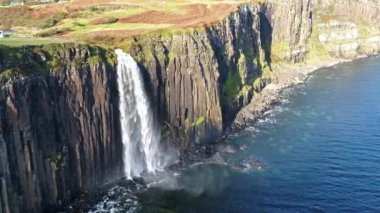 Staffin ünlü İskoç eteği kaya şelale - Isle of Skye - İskoçya ile tarafından kayalıklarla, dramatik şeridinin havadan görünümü