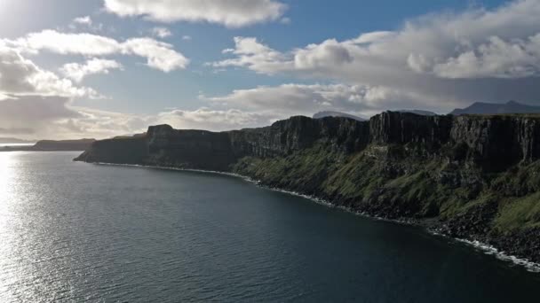Вид с воздуха на впечатляющую береговую линию у скал Стаффина рядом со знаменитым водопадом Килт-Рок - остров Скай - Шотландия — стоковое видео