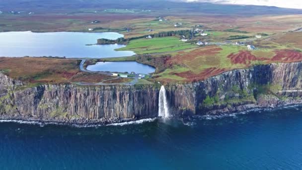 Letecký pohled na dramatické pobřeží na útesy v Staffin s slavné Kilt Rock vodopád - Isle of Skye - Skotsko — Stock video