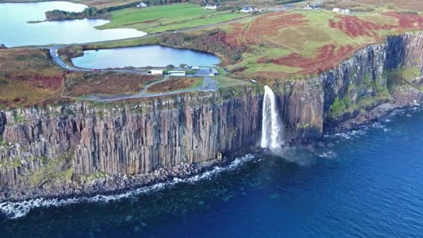 Vista aérea de la espectacular costa de los acantilados de Staffin con la famosa cascada de Kilt Rock - Isla de Skye - Escocia — Vídeo de stock