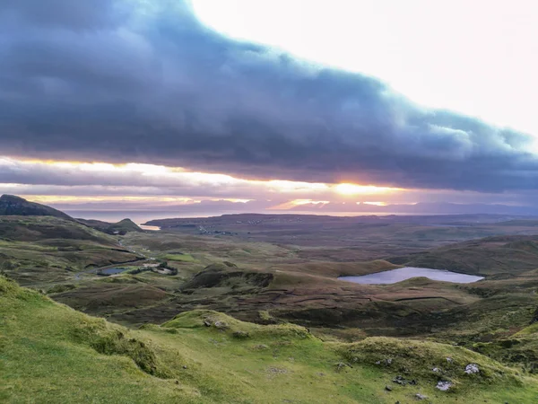 Nascer do sol sobre o Quiraing na Ilha de Skye, na Escócia. — Fotografia de Stock