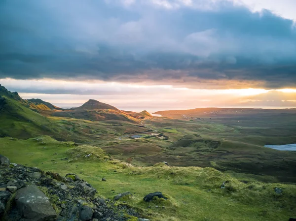 Východ slunce nad Quiraing na ostrově Skye ve Skotsku. — Stock fotografie