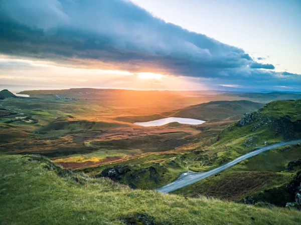 Sonnenaufgang über dem Quiraing auf der Isle of Skye in Schottland. — Stockfoto