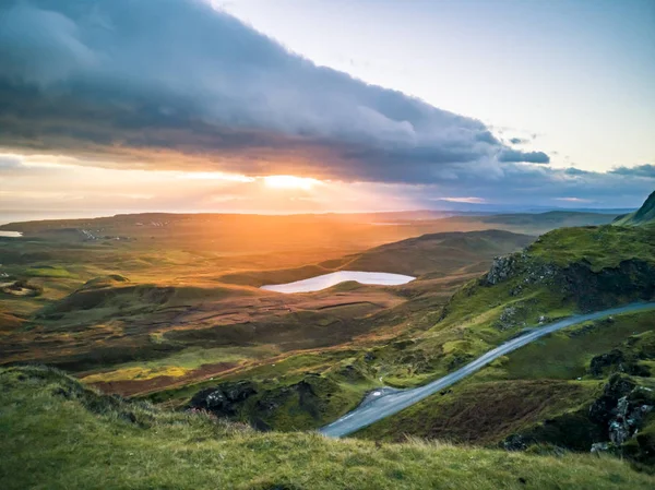 Sonnenaufgang über dem Quiraing auf der Isle of Skye in Schottland. — Stockfoto