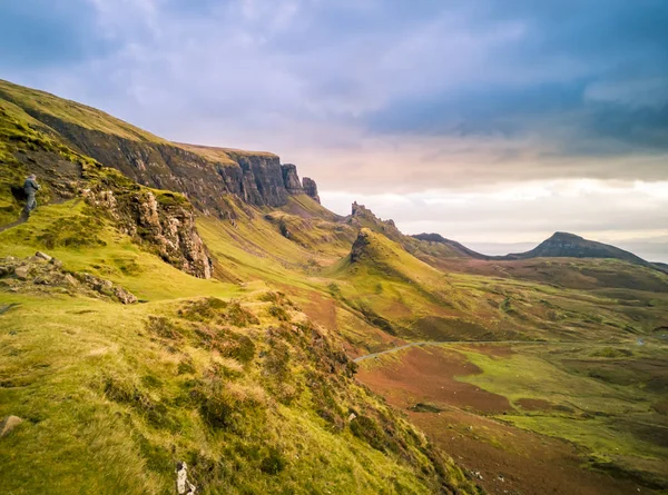 Salida del sol sobre el Quiraing en la Isla de Skye en Escocia. — Foto de Stock