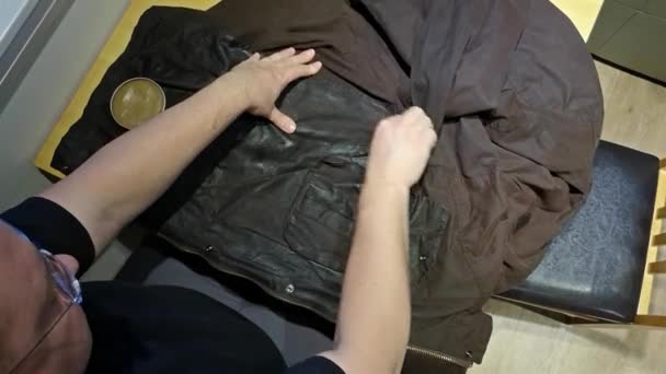 Voskování bunda s nylonovým prošívané vnitřní a pěkné kovové zipy. — Stock video
