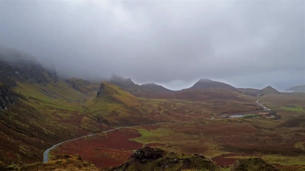 Vista desde Quiraing hasta la bahía de Staffin durante la lluvia, Isla de Skye - Escocia — Vídeo de stock