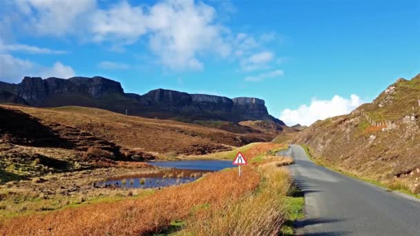 A estrada para Flodigarry ao lado de Lochan nan Dunan com o Quiraing no fundo. Ilha de Skye, Escócia — Vídeo de Stock