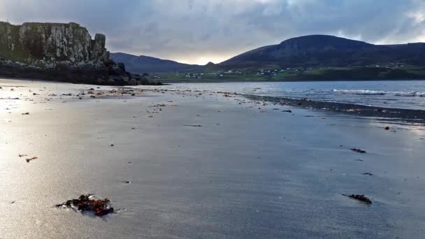 Staffin bay, bay, w pochmurny dzień - Isle of Skye, Szkocja dinozaur — Wideo stockowe