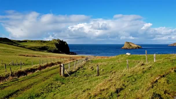 Duntulm Bay a hrad na ostrově Skye - Skotsko — Stock video