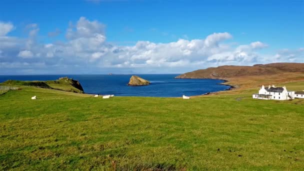 Залив Дантулм и замок на острове Скай - Шотландия — стоковое видео