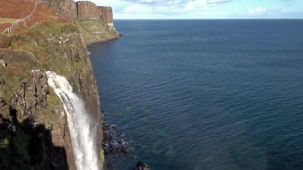 Крупный план радуги рядом с водопадом Килт-Рок в Шотландии — стоковое видео