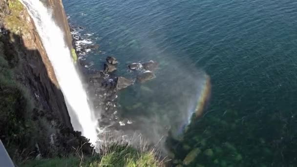 Primer plano de un arco iris junto a la cascada de Kilt Rock en Escocia — Vídeos de Stock
