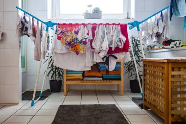 Büyük miktarda çamaşır kurutma banyoda - çeviri: antika