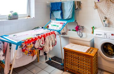 Banyoda büyük miktarda çamaşır kuruyor.