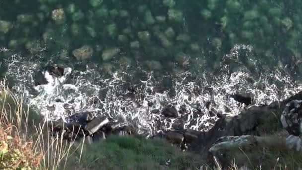 キルト岩の滝の近くに崖を見る — ストック動画