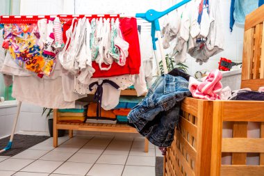 Banyoda büyük miktarda çamaşır kuruyor.