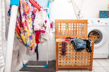 Banyoda büyük miktarda çamaşır kuruyor.