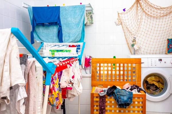 Grande quantidade de secagem de roupa no banheiro — Fotografia de Stock