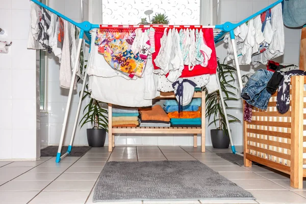 Gran cantidad de secado de ropa en el baño —  Fotos de Stock