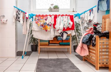 Banyoda büyük miktarda çamaşır kuruyor.