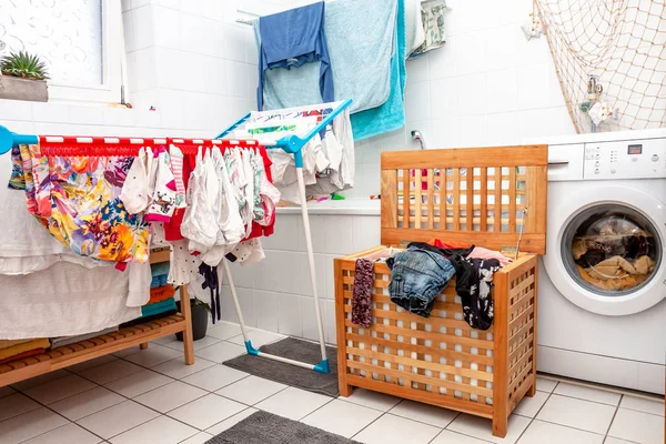 Gran cantidad de secado de ropa en el baño — Foto de Stock