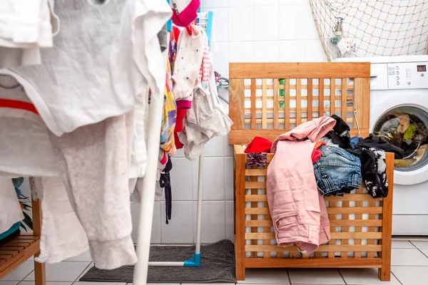 Gran cantidad de secado de ropa en el baño — Foto de Stock