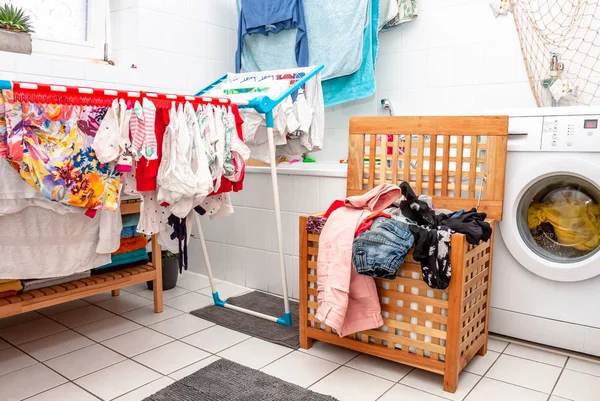 Grande quantidade de secagem de roupa no banheiro — Fotografia de Stock