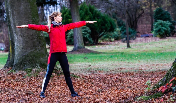 Concepto de jovencita haciendo ejercicios de yoga al aire libre en el bosque — Foto de Stock