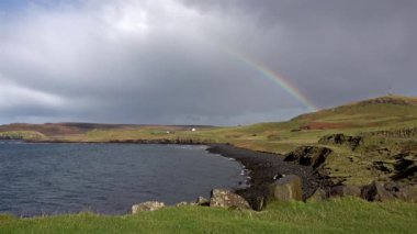 Duntulm Bay ve Isle of Skye - İskoçya üzerinde kale yukarıda gökkuşağı