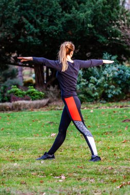 Genç Bayan yoga yaparken kavramı ormandaki açık havada egzersizleri