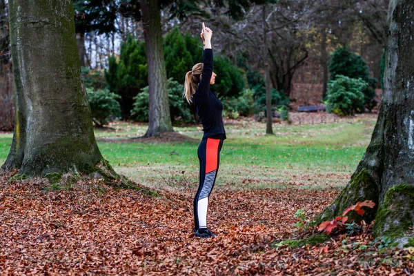 Concepto de jovencita haciendo ejercicios de yoga al aire libre en el bosque — Foto de Stock