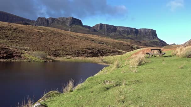 Picknickplats på vägen till Flodigarry bredvid Lochan nan Yaeyamaöarna med Quiraing i bakgrunden. Isle of Skye, Skottland — Stockvideo