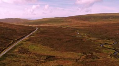 Staffin Uig - Isle of Skye, İskoçya için dağ pass yolun üst kısmında Quiraing üzerinde uçan
