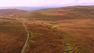 Uçan Staffin dağ pass yolun üst kısmında Quiraing üzerinden Uig - Isle of Skye, İskoçya - Amerika Birleşik Devletleri