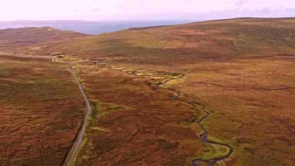 Uig スカイ島 スコットランド イギリスにスカイ島からウラプールの上に道路を通過する山の上の飛行 — ストック動画