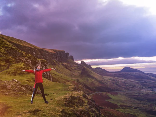 Concepto de joven haciendo ejercicios de yoga al aire libre en el Quiraing en Escocia — Foto de Stock