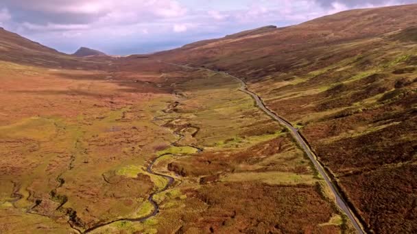 Volando sobre la carretera de paso de montaña en la cima de Quiraing desde Staffin a Uig - Isla de Skye, Escocia — Vídeos de Stock