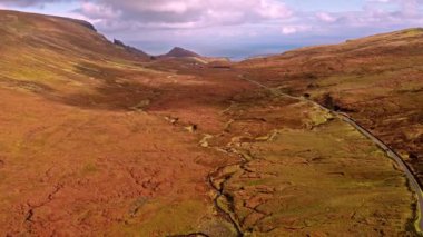 Uçan Staffin dağ pass yolun üst kısmında Quiraing üzerinden Uig - Isle of Skye, İskoçya - Amerika Birleşik Devletleri