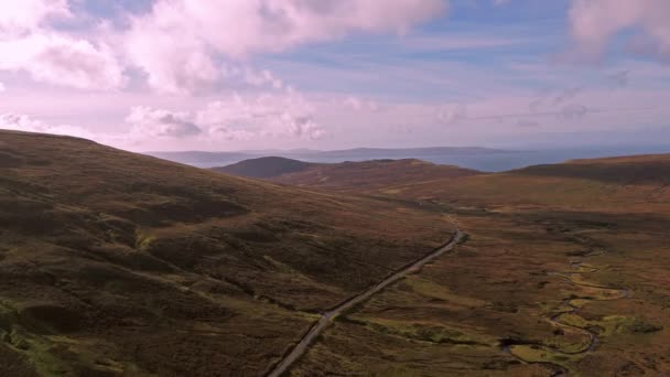 Volando sobre la carretera de paso de montaña en la cima de Quiraing desde Staffin a Uig - Isla de Skye, Escocia — Vídeos de Stock