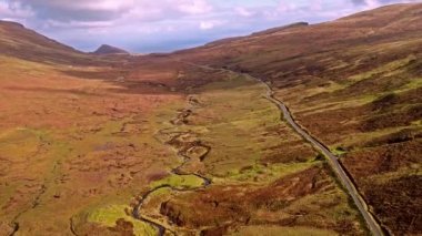 Staffin Uig - Isle of Skye, İskoçya için dağ pass yolun üst kısmında Quiraing üzerinde uçan