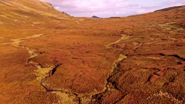 Flygande över berget passerar väg på toppen av Quiraing från Staffin till Uig - Isle of Skye, Skottland — Stockvideo